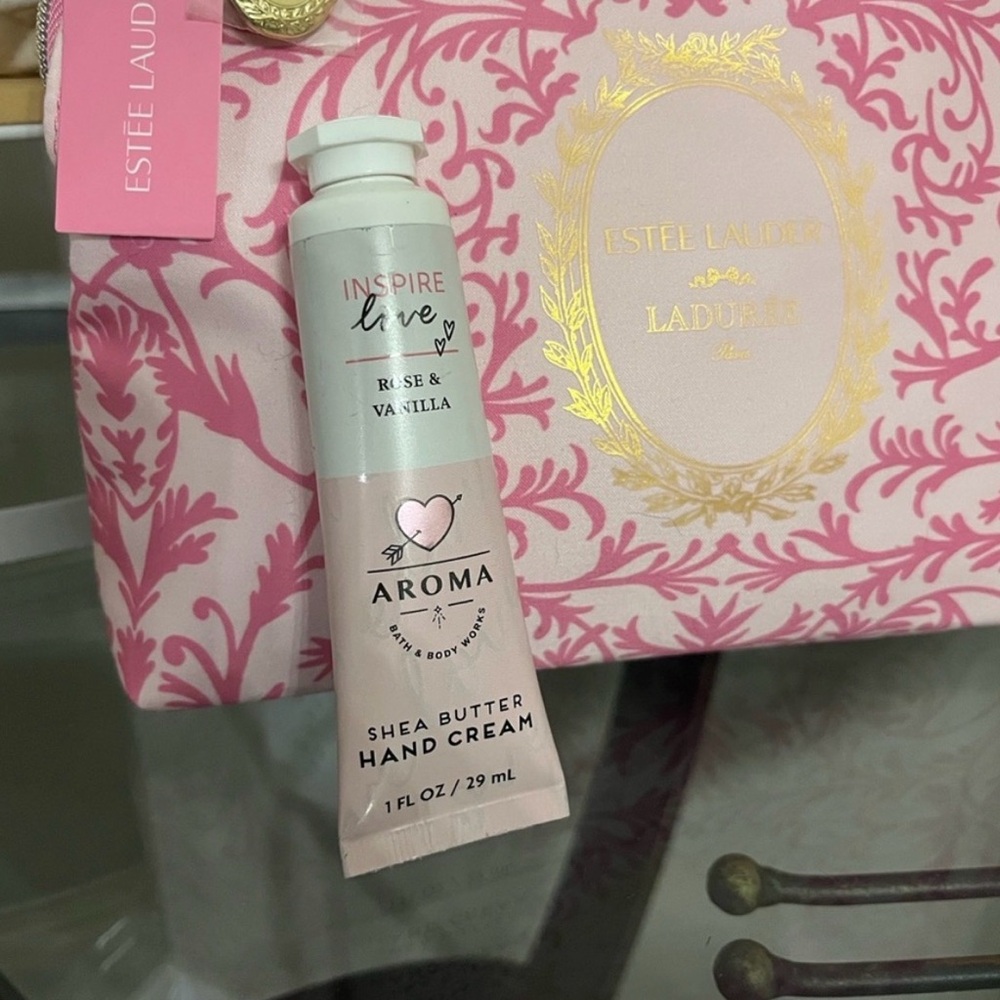 Exclusive Estee Lauder Laduree Bag w/Bath & Body Rose & Vanilla Lotion 🌿🆕🌿 - Picture 4 of 11